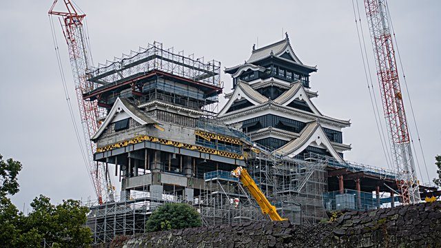 Castle scaffolding cranes restoration