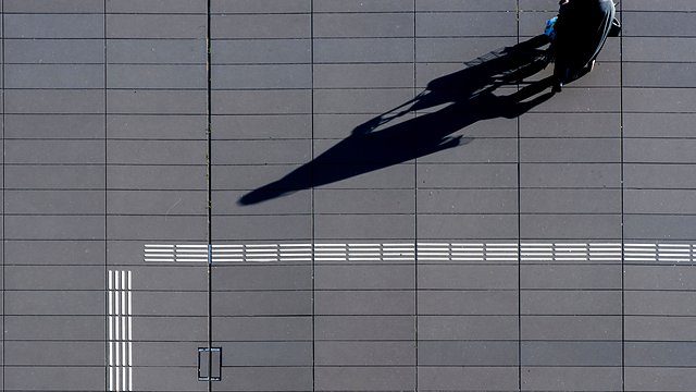 Aerial shadow stroller